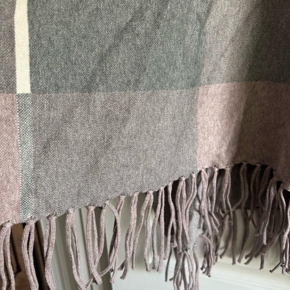 House of Harlow 1960 Fringed Poncho NWT - Picture 5 of 9